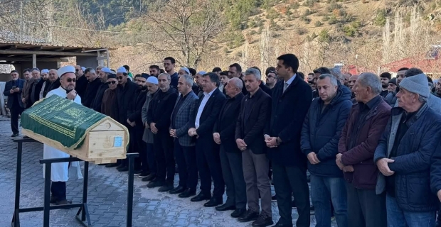 Kargı’da yürek yakan veda: Minik Esma’nın cenaze namazını babası kıldırdı