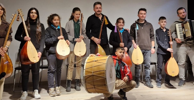 Öğretmen ve öğrencilerden unutulmaz müzik etkinliği