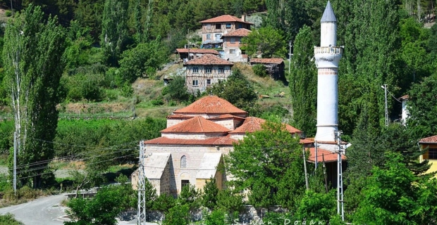 Kargı'da asırlık kale ve camiler zamana direniyor