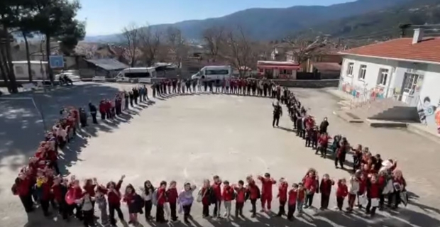 Yunus Emre İlkokulu/Ortaokulu’nda bayramlaşma sevinci