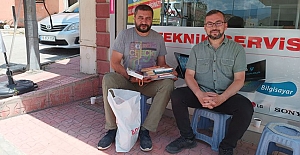 Köy kütüphanesine ilk kitap bağışı Ali Turgay Karayel’den 