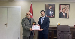 Kaymakam Soydaş’tan Tapu Müdürü Sel’e hizmet teşekkürü