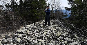 Kargı sınırlarındaki tarihi kalıntılar ve surlarla kaplı tepe merak uyandırıyor