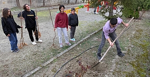 Cumhuriyet öğrencileri fidan dikti