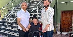 Kur’an-ı Kerim’i ilk öğrenen öğrenci bisikletle ödüllendirildi