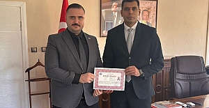 Kaymakan Oğuzhan Akman'dan Başhekim Dr. Muhammet Kadir Demir’e başarı belgesi