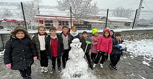 Kargı’da okul bahçeleri karla şenlendi