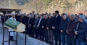 Kargı’da yürek yakan veda: Minik Esma’nın cenaze namazını babası kıldırdı