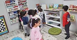 Minikler kütüphanede kitapların izini sürdü