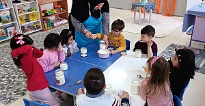 Çorum'da minik eller iftar için yoğurt yaptı