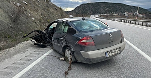 Kargı'da refüje çarpan otomobildeki 5 kişi yaralandı