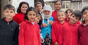 Minik öğrenciler yaşlılarla gönül köprüsü kurdu