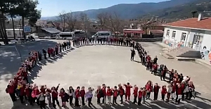 Yunus Emre İlkokulu/Ortaokulu’nda bayramlaşma sevinci