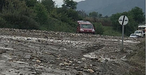 Heyelan meydana gelen yol trafiğe kapandı