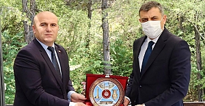 Kaymakam Taş'a plaket ve başarı belgesi