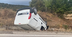 Kontrolden çıkan kamyonet takla attı