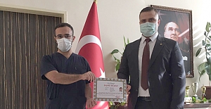 Suriye'de görev yapan doktora başarı belgesi