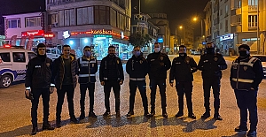 Kaymakam Uyar, görevli polisleri yalnız bırakmadı