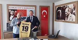 Seri Spor’dan Mehmet Tahtasız'a forma hediyesi