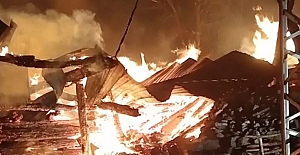 Korkutan yangın: Üç ev ile bir samanlık küle döndü