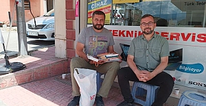Köy kütüphanesine ilk kitap bağışı Ali Turgay Karayel’den 