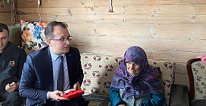 Kaymakam Aksoy’un ilk ziyareti şehitliğe ve şehit annesine