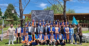 Yüksekokul öğrencileri mezuniyet sevinci yaşadı