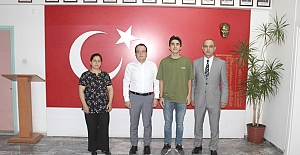 Kaymakam Aksoy’dan YKS’de büyük başarı elde eden öğrenciye ödül