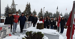 Kargılı öğrenciler Cumhuriyet Şarkısı Filmini izleyip, Şehitliği ziyaret etti