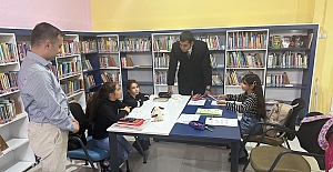 Kaymakam Akman, yenilenen yüzüyle hizmete giren kütüphaneyi ziyaret etti