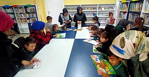 Minik öğrenciler kütüphanede kitaplarla buluştu
