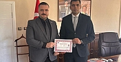 Kaymakan Oğuzhan Akman'dan Başhekim Dr. Muhammet Kadir Demir’e başarı belgesi